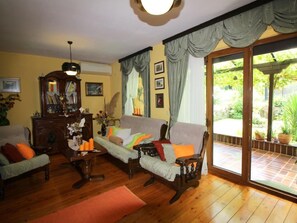 Televisión y chimenea 