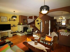 Televisión y chimenea 