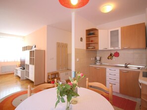 Fridge, oven, cookware/dishes/utensils - Apartment Vojka by Interhome (Poreč)