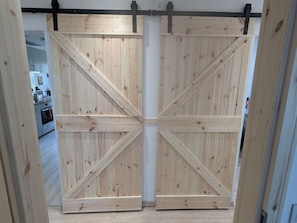 Eine Holztür im Scheunenstil, schlicht und modern gestaltet.