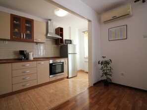 Kühlschrank, Mikrowelle, Ofen, Kochgeschirr/Geschirr/Besteck