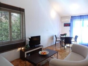 TV - Trogir Yellow House A3 by Interhome (Trogir)
