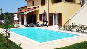 A two-story house with a swimming pool, outdoor seating, and a barbecue area. - in Banjole mit Privatem Pool by Interhome (Pula/Banjole)