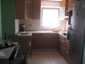 Kühlschrank, Mikrowelle, Ofen, Geschirrspüler