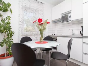 Fridge, microwave, oven, dishwasher - Wohnung mit Garten in der Nähe des Zentrums by Interhome (Pula)