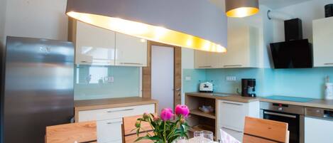 Refrigerador, microondas, horno y lavavajillas