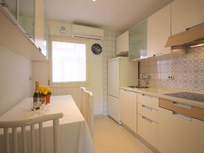 Fridge, microwave, cookware/dishes/utensils - Vacation home Manja by Interhome (Poreč)