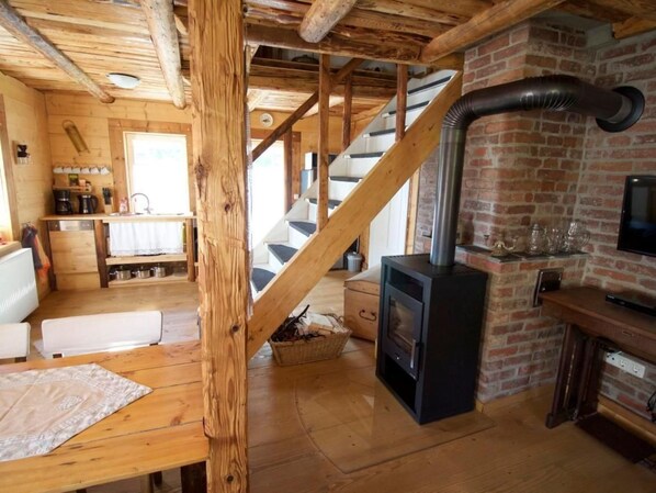 Fernseher, Kamin, DVD-Player