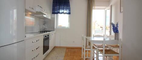 Réfrigérateur, micro-ondes, four