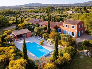 A heated pool - pin parasol by Interhome (Aups)