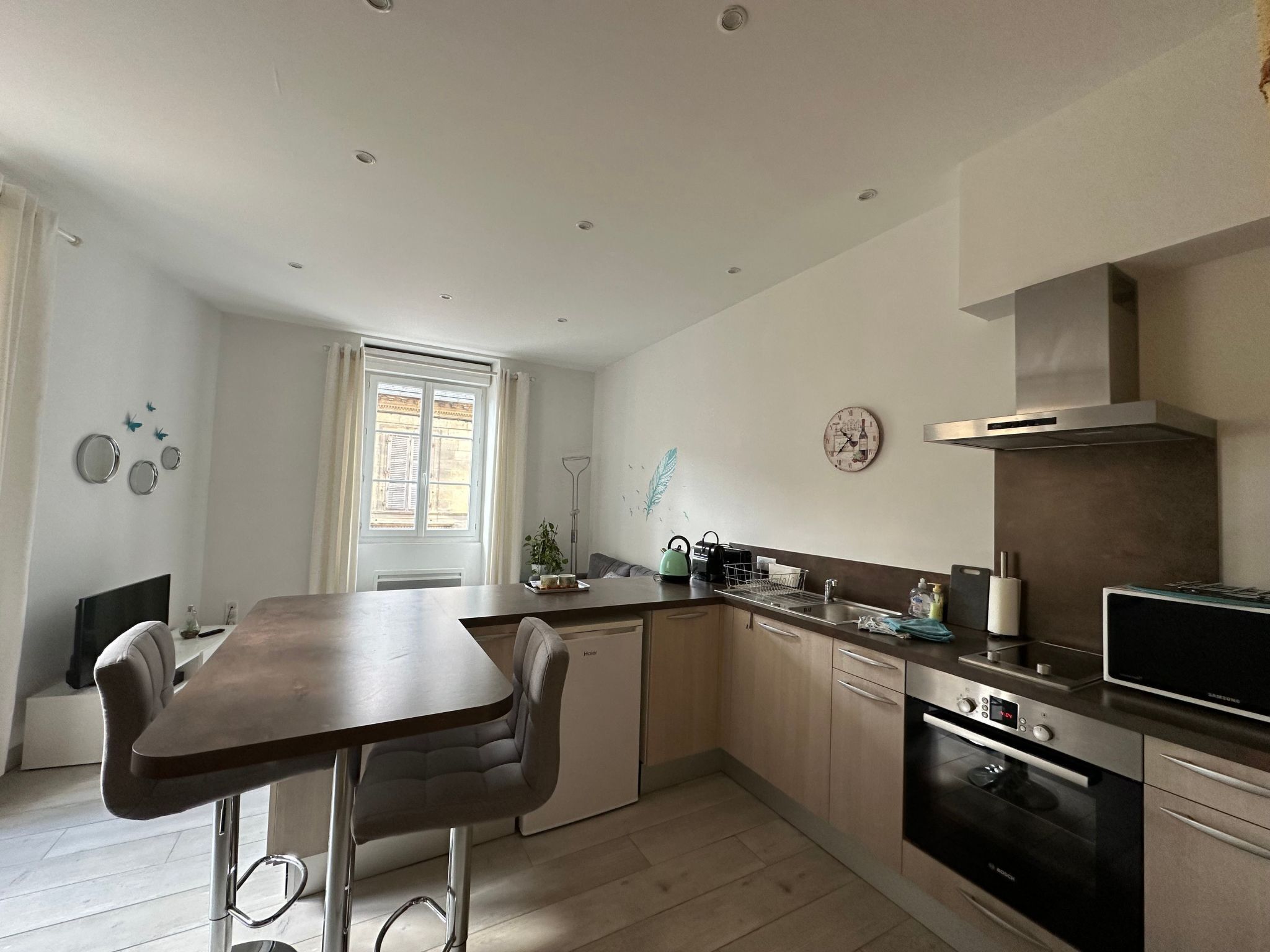 Een koelkast, een microgolfoven, een oven, kookgerei, borden en bestek