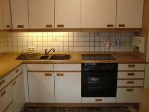 Fridge, microwave, oven, cookware/dishes/utensils - Traumwohnung im Allgäu by Interhome (Kempten)