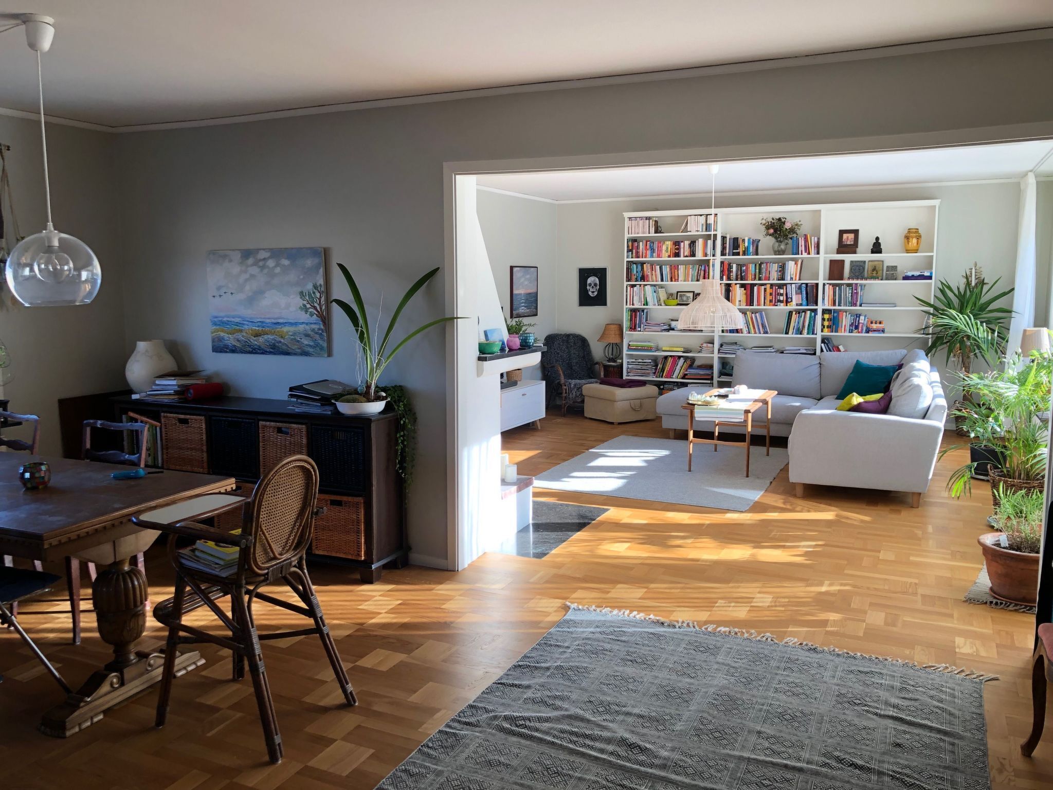 Een televisie en een open haard