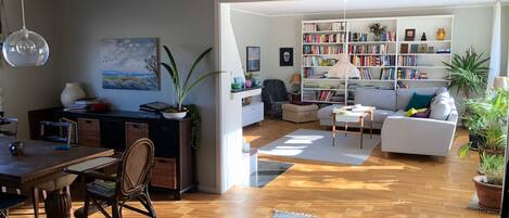 Een televisie en een open haard