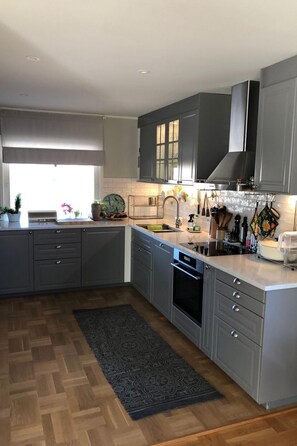 Kylskåp, ugn, diskmaskin och grytor/köksredskap