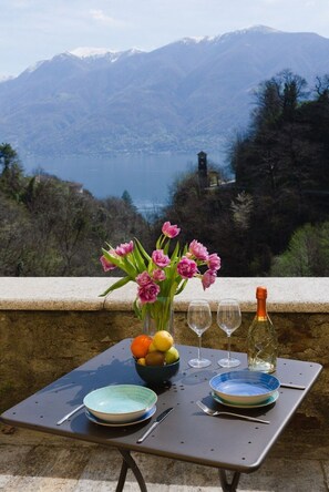 Outdoor dining - "Palazzo Branca" mit Blick auf den See. by Interhome (Brissago)