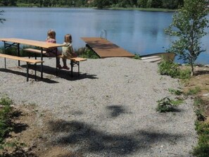 Outdoor dining - Modernes Haus mit hellem Dekor, mit Blick auf den See by Interhome (Tingsryd)