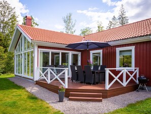 Outdoor dining - Modernes Haus mit hellem Dekor, mit Blick auf den See by Interhome (Tingsryd)