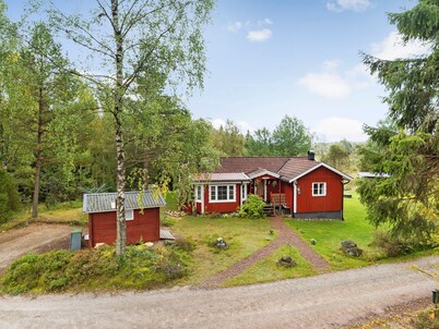 Idyllisch gelegenes, ebenerdiges Haus mit Terrasse by Interhome