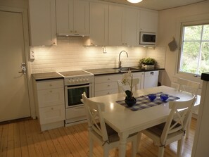 Kylskåp, mikrovågsugn, ugn och diskmaskin