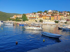 A coastal town with colorful buildings, a marina with various boats, and a clear blue sky. - Wohnung Violett für 6 Personen by Interhome (Rabac)