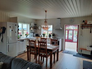 Geladeira, micro-ondas, fogão, lava-louças