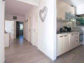 Fridge, oven, dishwasher, cookware/dishes/utensils - Drei-Zimmer-Wohnung Rita, in der Nähe des Strandes by Interhome (Rabac)