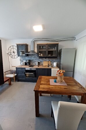 Kühlschrank, Mikrowelle, Ofen, Geschirrspüler