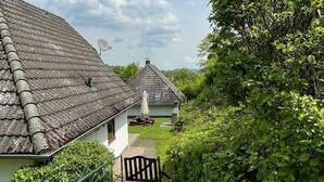 Un sendero estrecho que conduce a una hilera de casas tradicionales con tejados inclinados y antenas parabólicas.