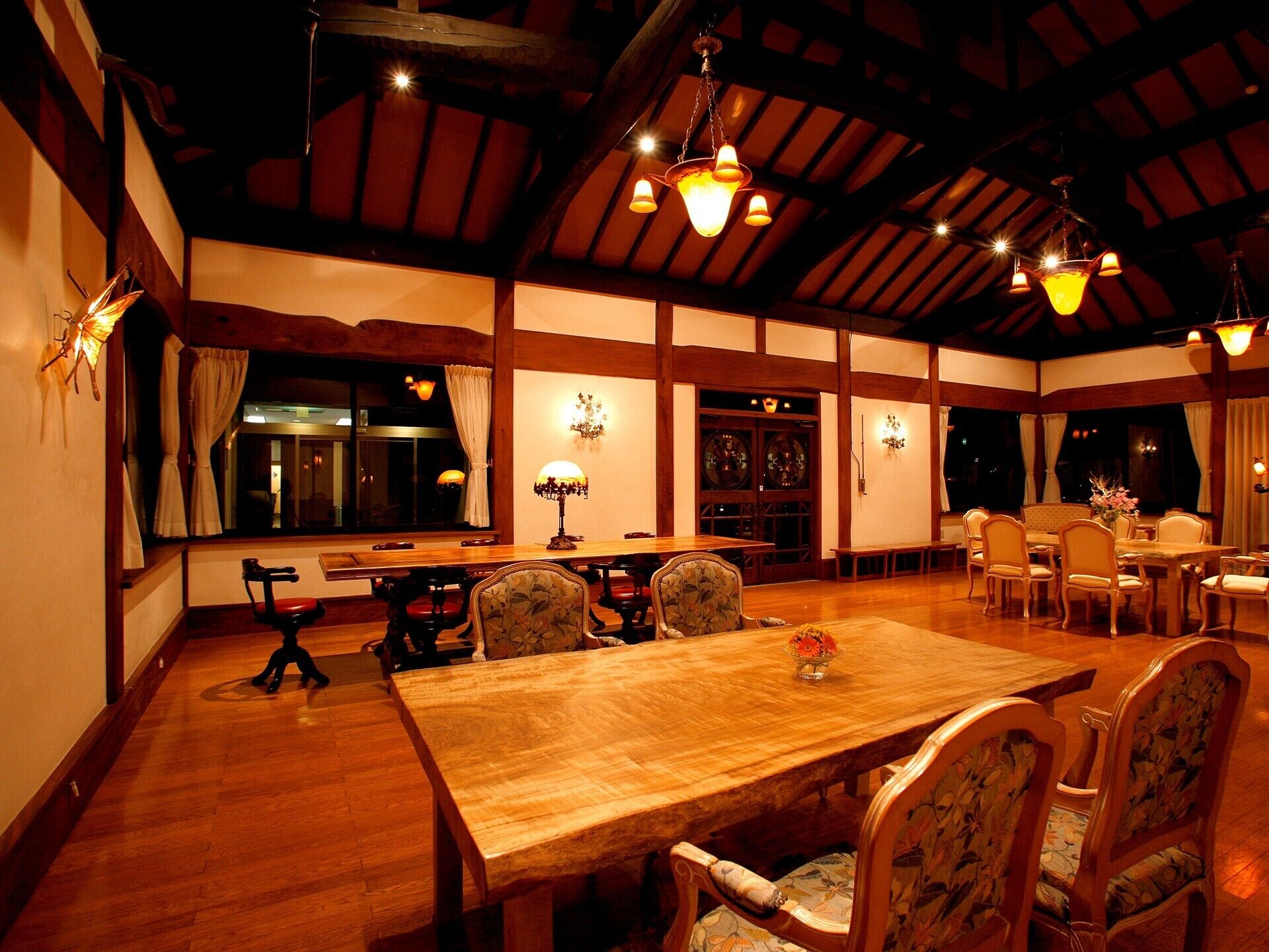 المنشأة من الداخل