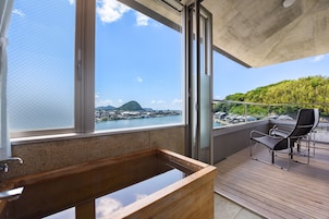 Executive Suite, Balcony, River View | In-room safe, free WiFi