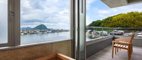 Quarto duplo luxo, sacada, vista para o rio | Cofres nos quartos, Wi-Fi de cortesia