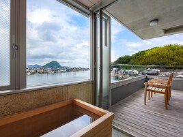 Quarto duplo luxo, sacada, vista para o rio | Cofres nos quartos, Wi-Fi de cortesia