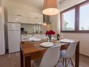Kühlschrank, Ofen, Geschirrspüler, Kochgeschirr/Geschirr/Besteck
