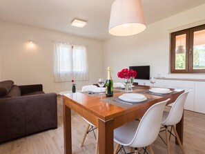 Dining - Haus Nina mit beheiztem Schwimmbad by Interhome (Divsici)