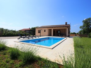 A heated pool - Haus Nina mit beheiztem Schwimmbad by Interhome (Divsici)