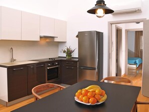 Kühlschrank, Ofen, Geschirrspüler, Kochgeschirr/Geschirr/Besteck