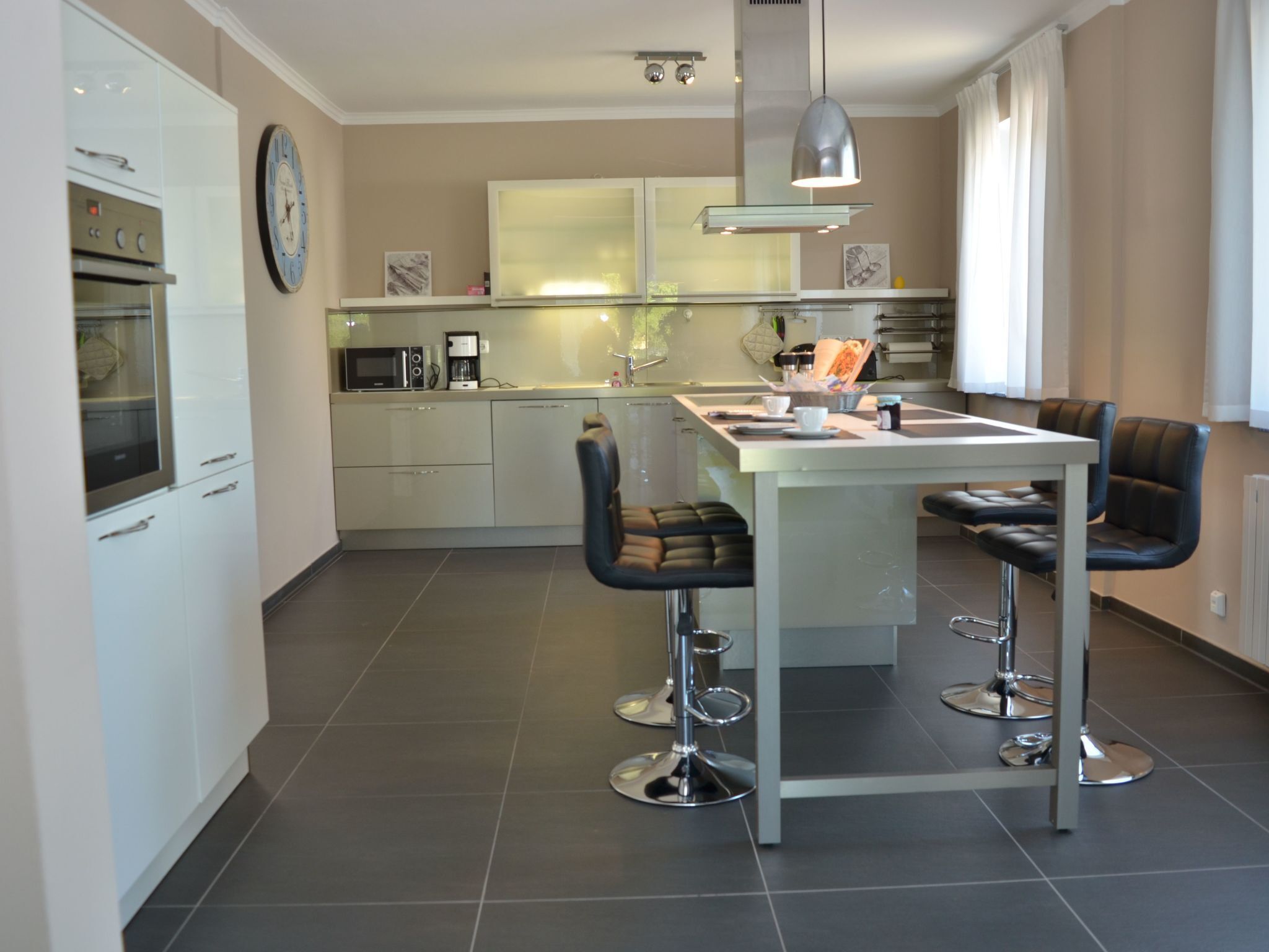 Kylskåp, mikrovågsugn, ugn och diskmaskin