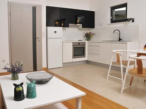 Fridge, oven, dishwasher, cookware/dishes/utensils - in Ližnjan mit wunderschönem Blick by Interhome (Medulin/Ližnjan)