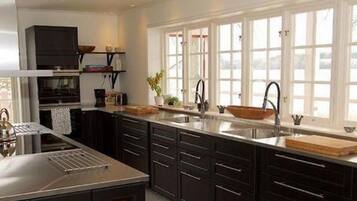 Réfrigérateur, four à micro-ondes, un four, lave-vaisselle