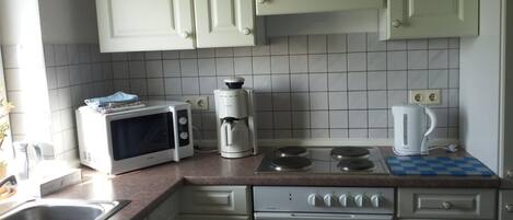 Kühlschrank, Mikrowelle, Ofen, Geschirrspüler