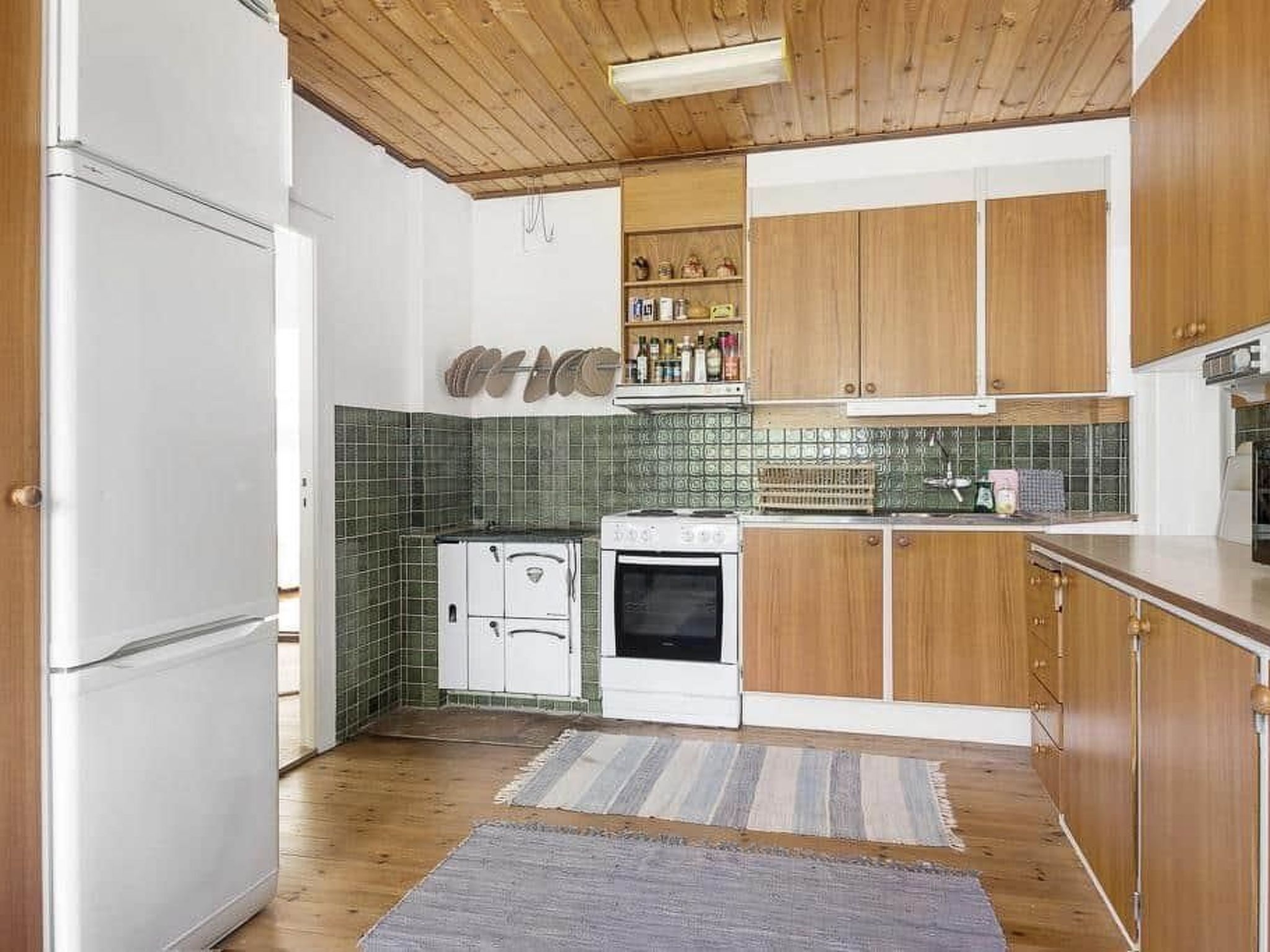 Fridge, microwave, oven, cookware/dishes/utensils