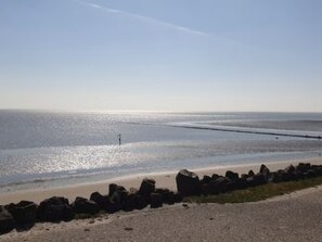 A beach with a rocky shoreline and a clear sky. - Wiesenblick by Interhome (Pellworm (Ort))