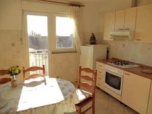 Fridge, microwave, oven, cookware/dishes/utensils - mit Balkon, für vier Personen by Interhome (Pula)