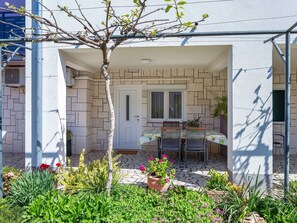 Outdoor dining - "Appartement Perka No.1" by Interhome (Pula)