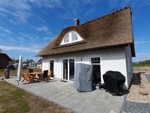 Outdoor dining - Reetdachhaus, Haus Hannes in Mellnitz by Interhome (Groß Schoritz)