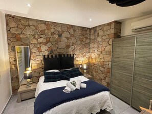 Iron/ironing board, internet, bed sheets - Residence Maranatha, waterfront in Porto Vecchio, 2-bedroom villa (Porto-Vecchio)