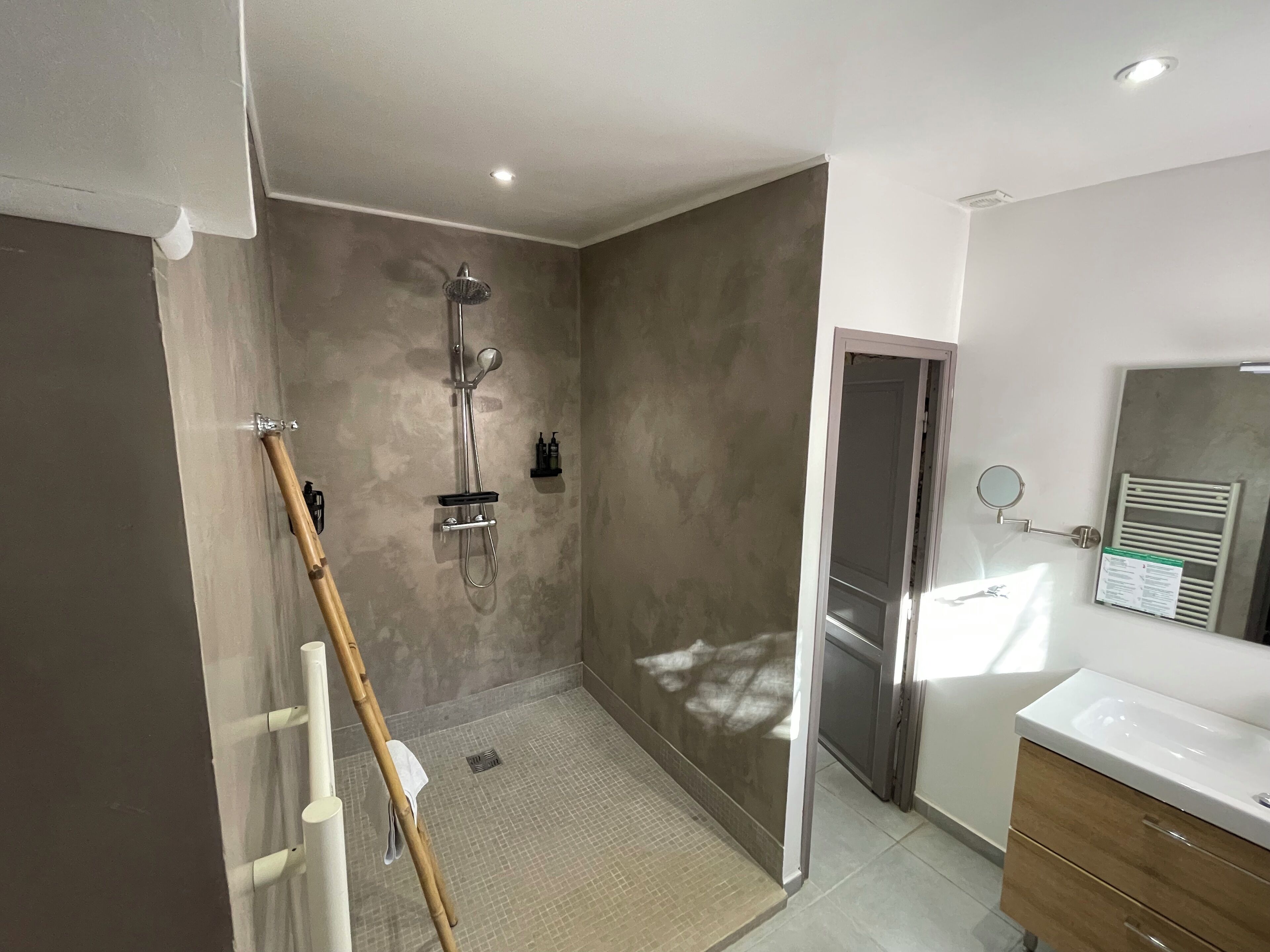 Sèche-cheveux, serviettes fournies, savon, papier toilette