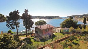 A coastal property with a small building, a swimming pool, and a view of the sea. - Wohnung in Stoja mit Grill by Interhome (Pula)