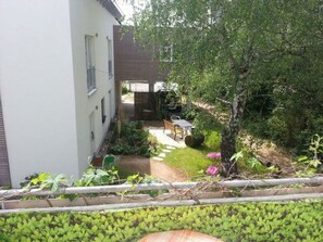 Outdoor dining - Moderne Studiowohnung im Obergeschoss mit Balkon by Interhome (Berlin)